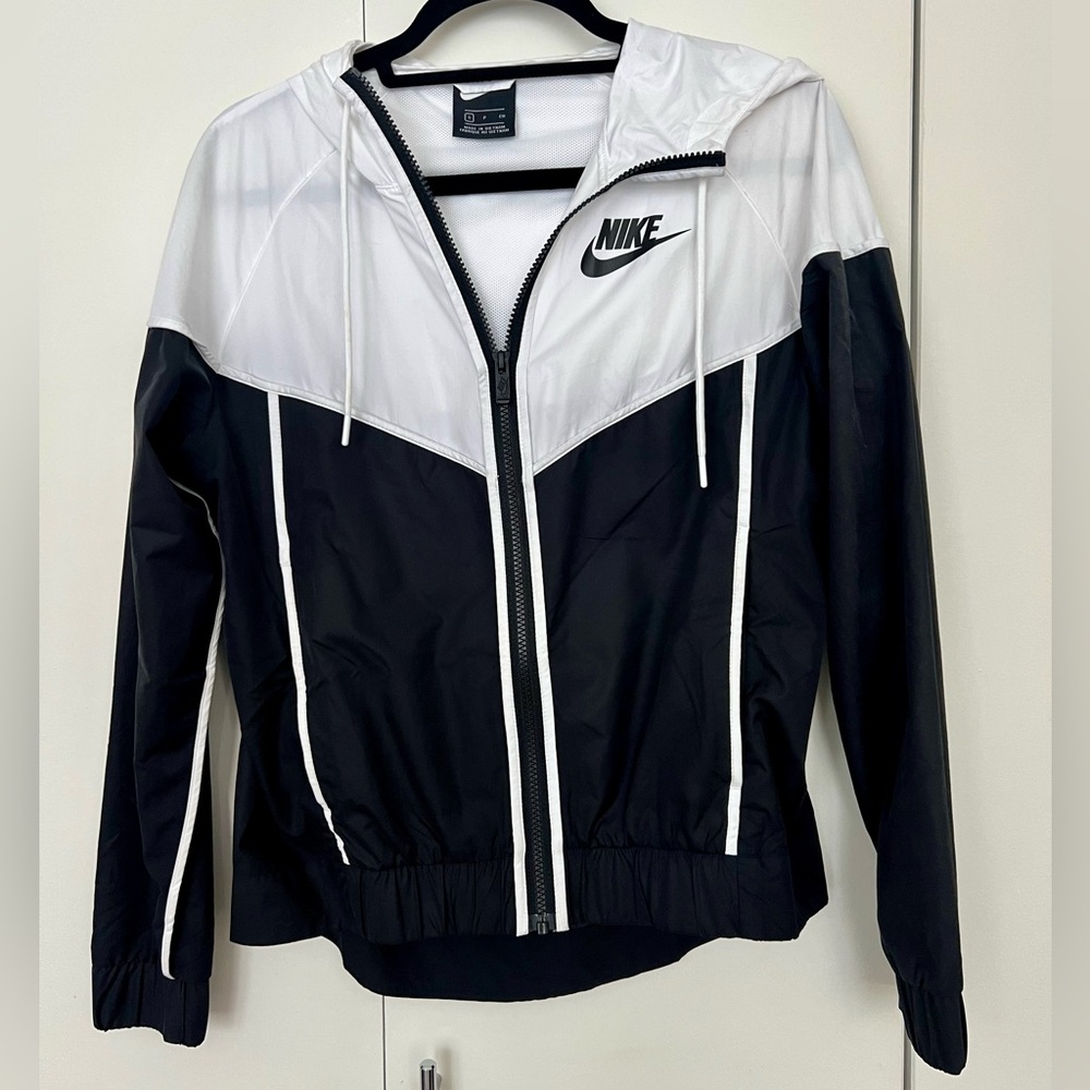 Nike Black and White Women’s Windbreaker Jacket